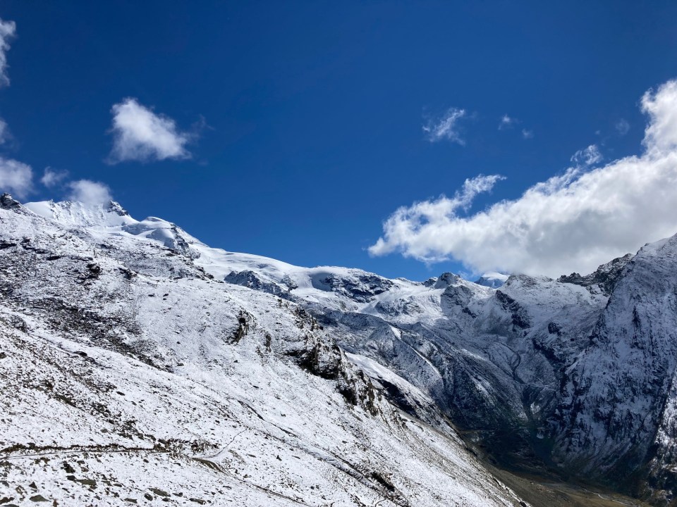Les paysages enneigés sur le sentier d'approche de l'Alphubel